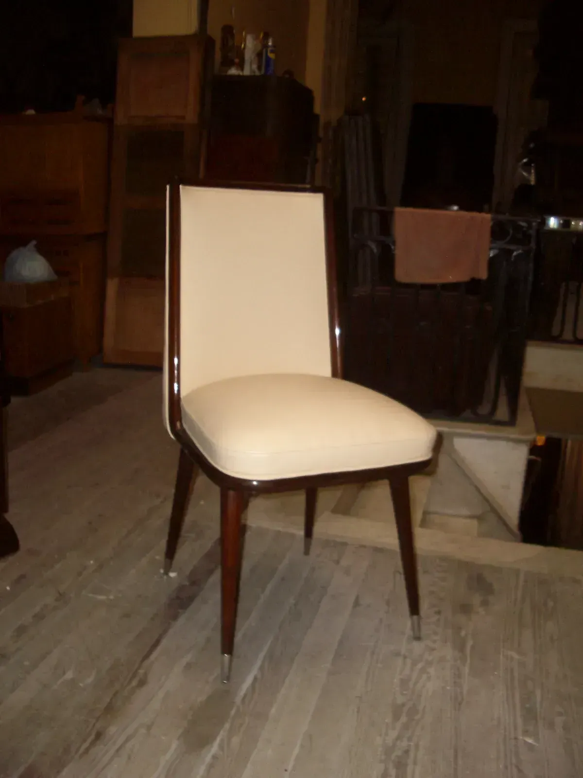 6 antique Stühle in einem Restaurationsumfeld