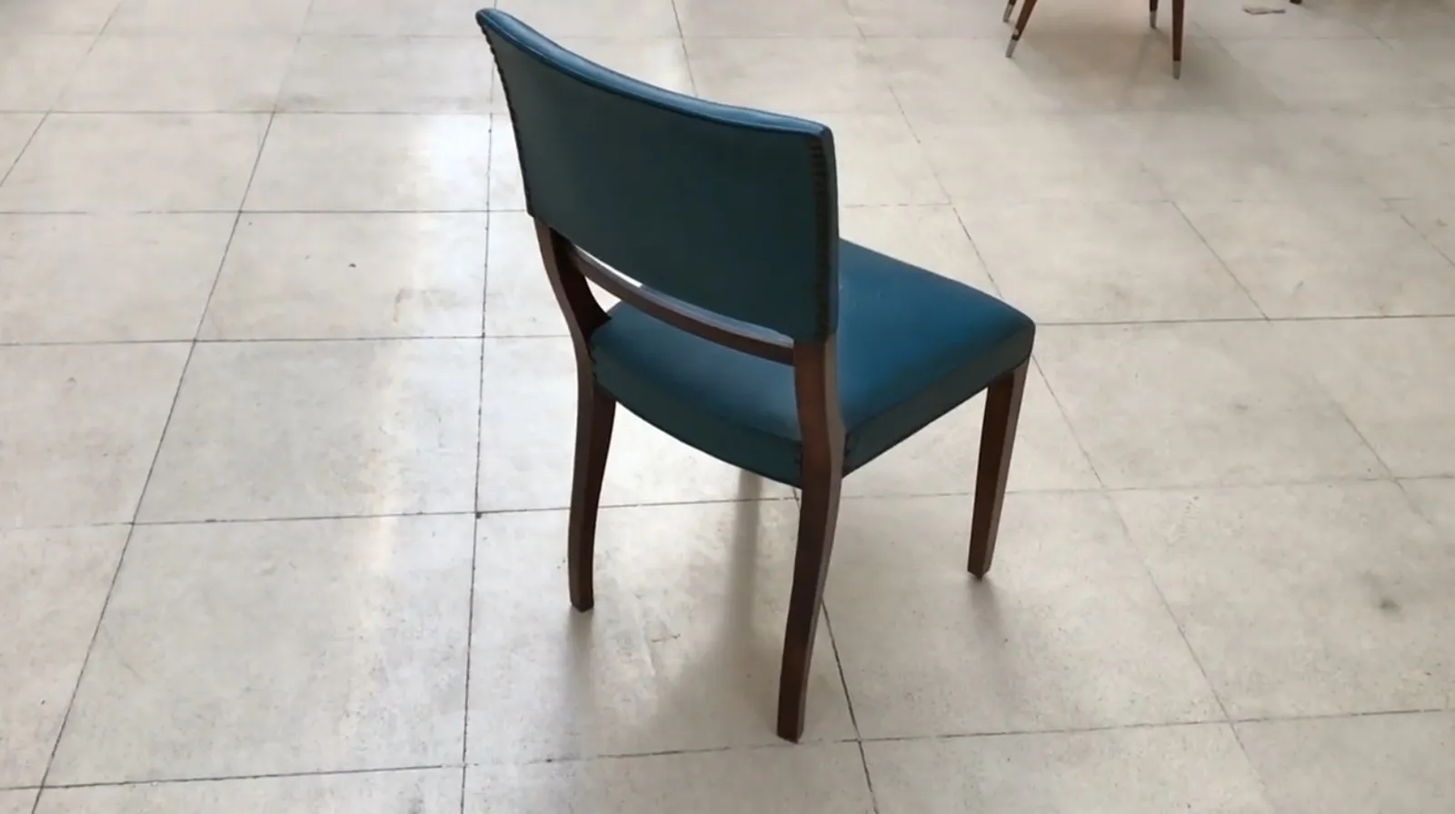 Ensemble de 6 chaises anciennes dans un cadre neutre.