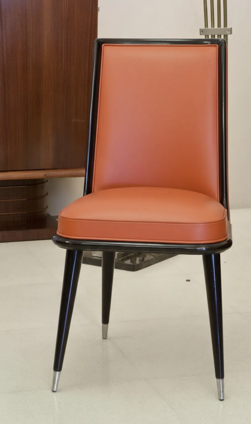 6 alte Stühle in einer eleganten Umgebung