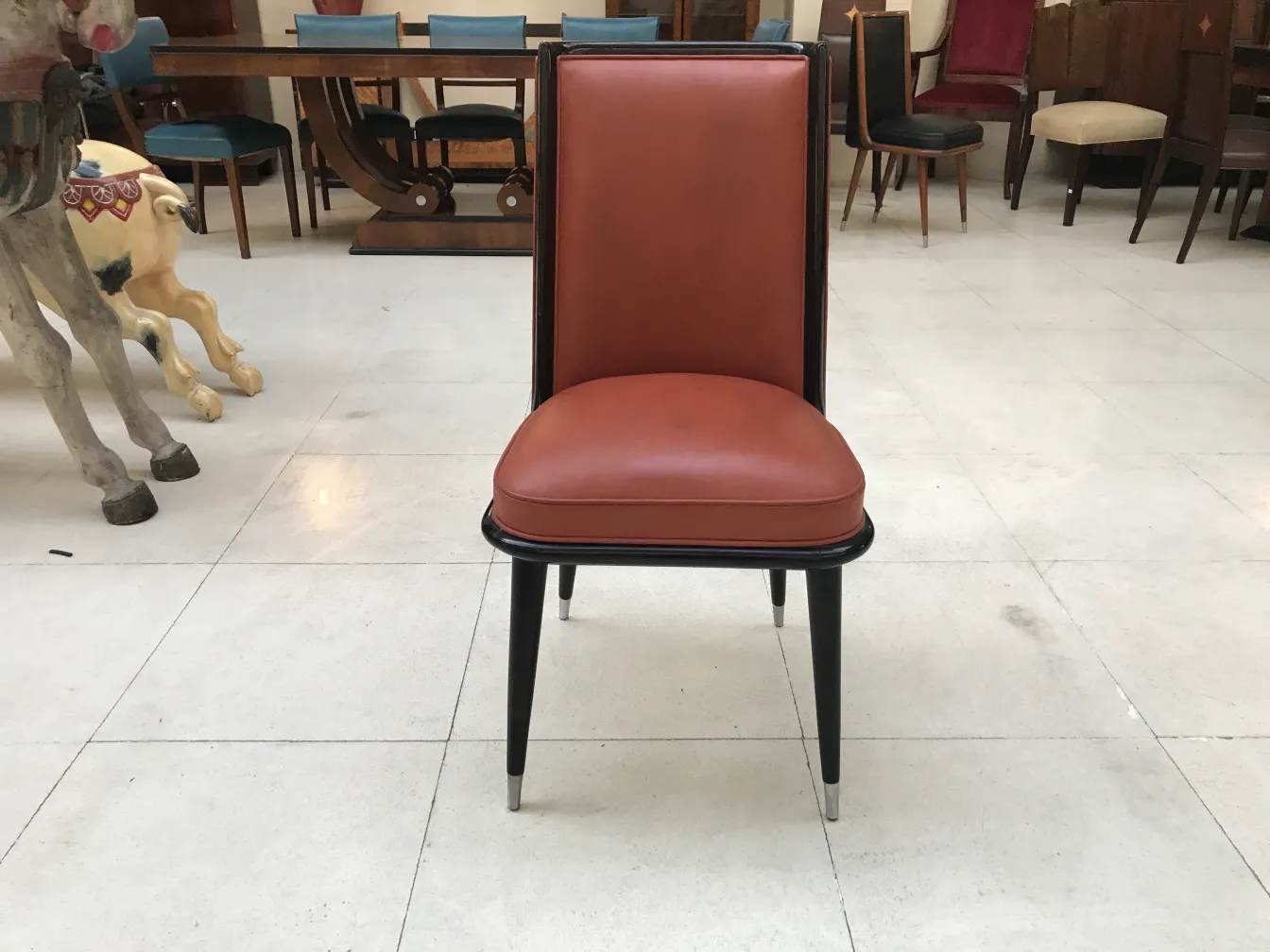 6 chaises anciennes à restaurer, dans un cadre serein avec d'autres meubles