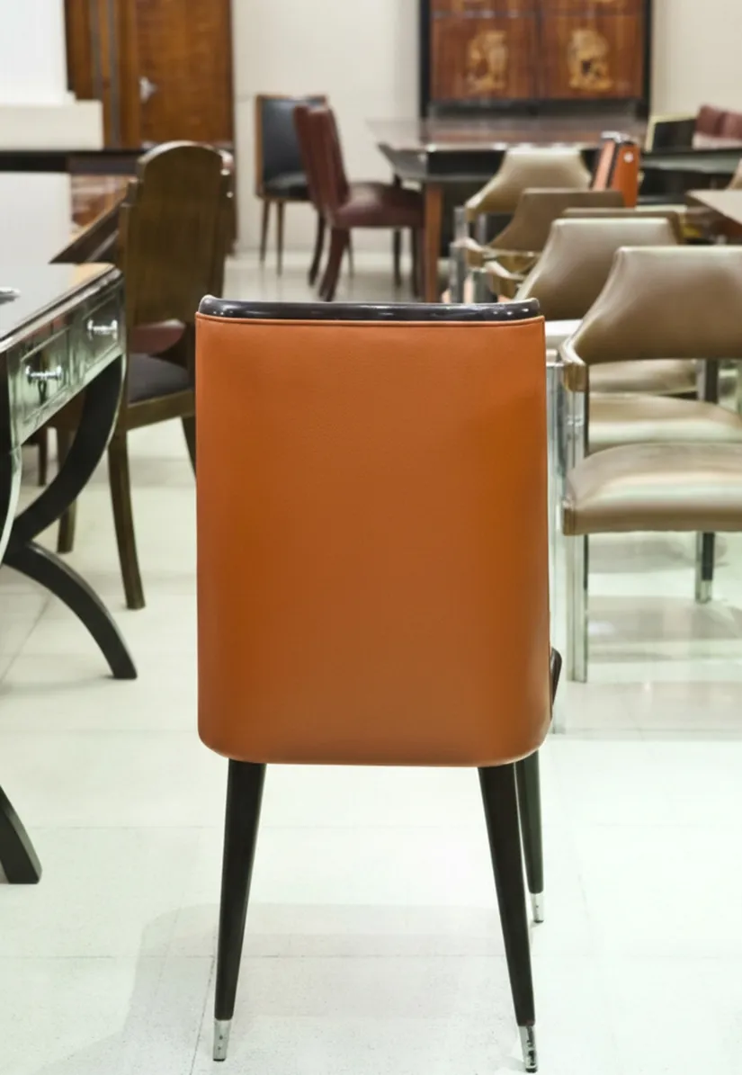 6 chaises anciennes dans un environnement de restauration