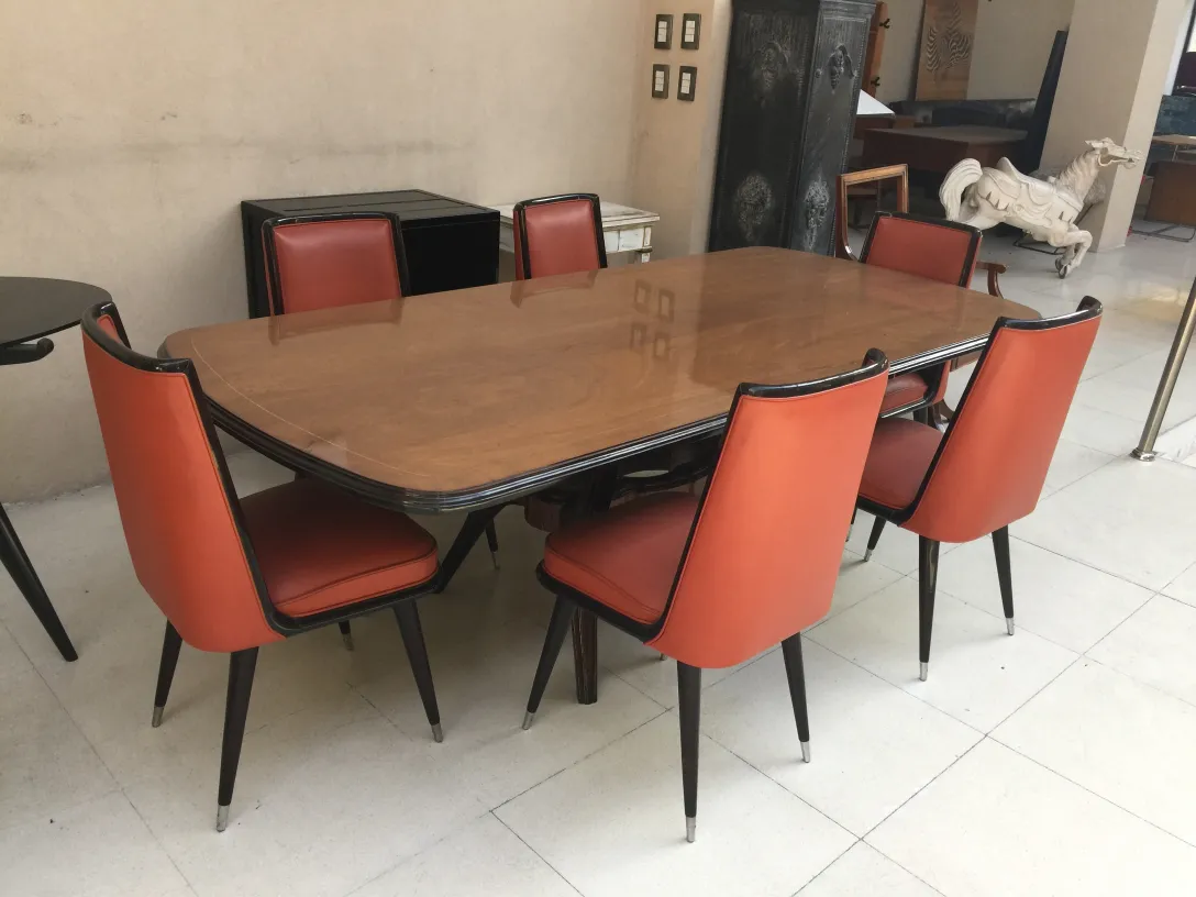 Conjunto de 6 cadeiras antigas para restaurar com estofamento vermelho em um ambiente elegante