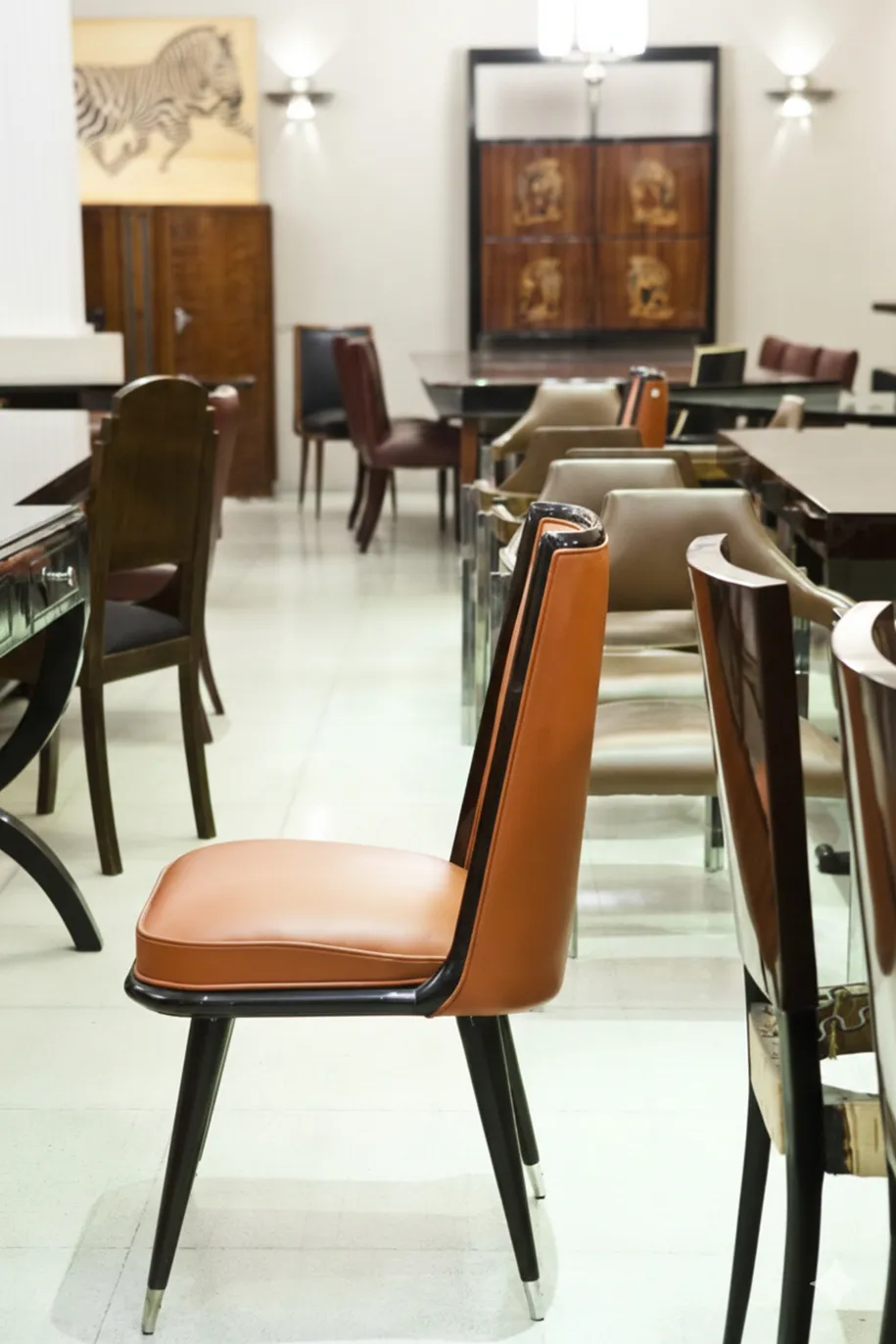 6 antike Stühle in einer Restaurationsumgebung, verschiedene Stühle in der Szene