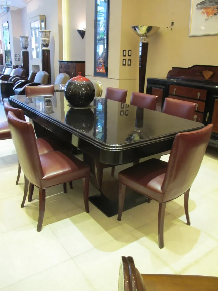 Ocho sillas antiguas para restaurar en un ambiente elegante