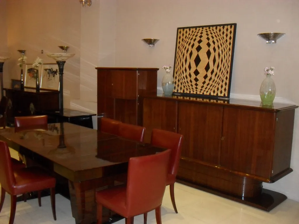 oito cadeiras antigas em um ambiente elegante, perfeitas para restauração.