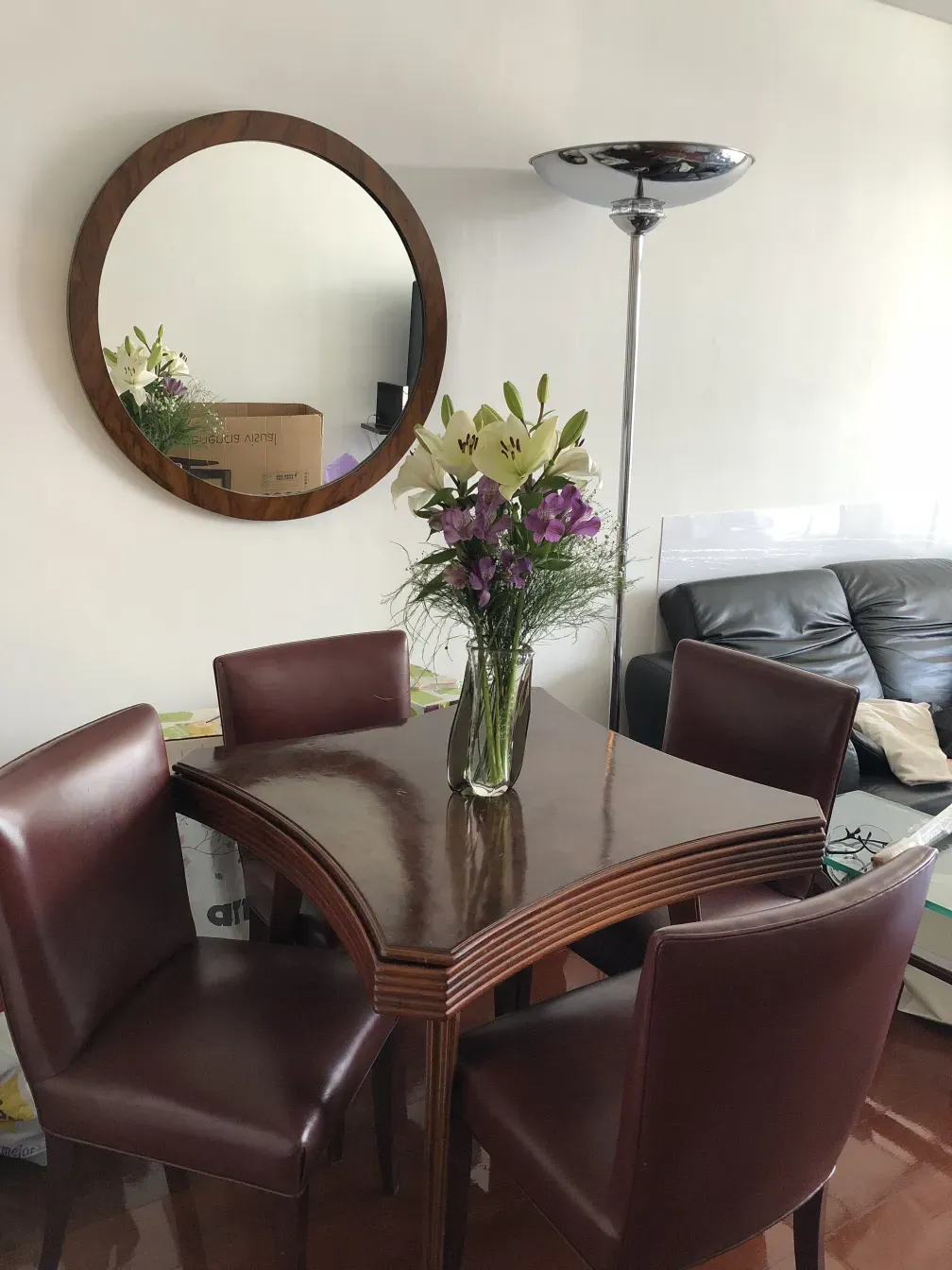 otto sedie antiche, sfondo moderno, con decorazione di fiori