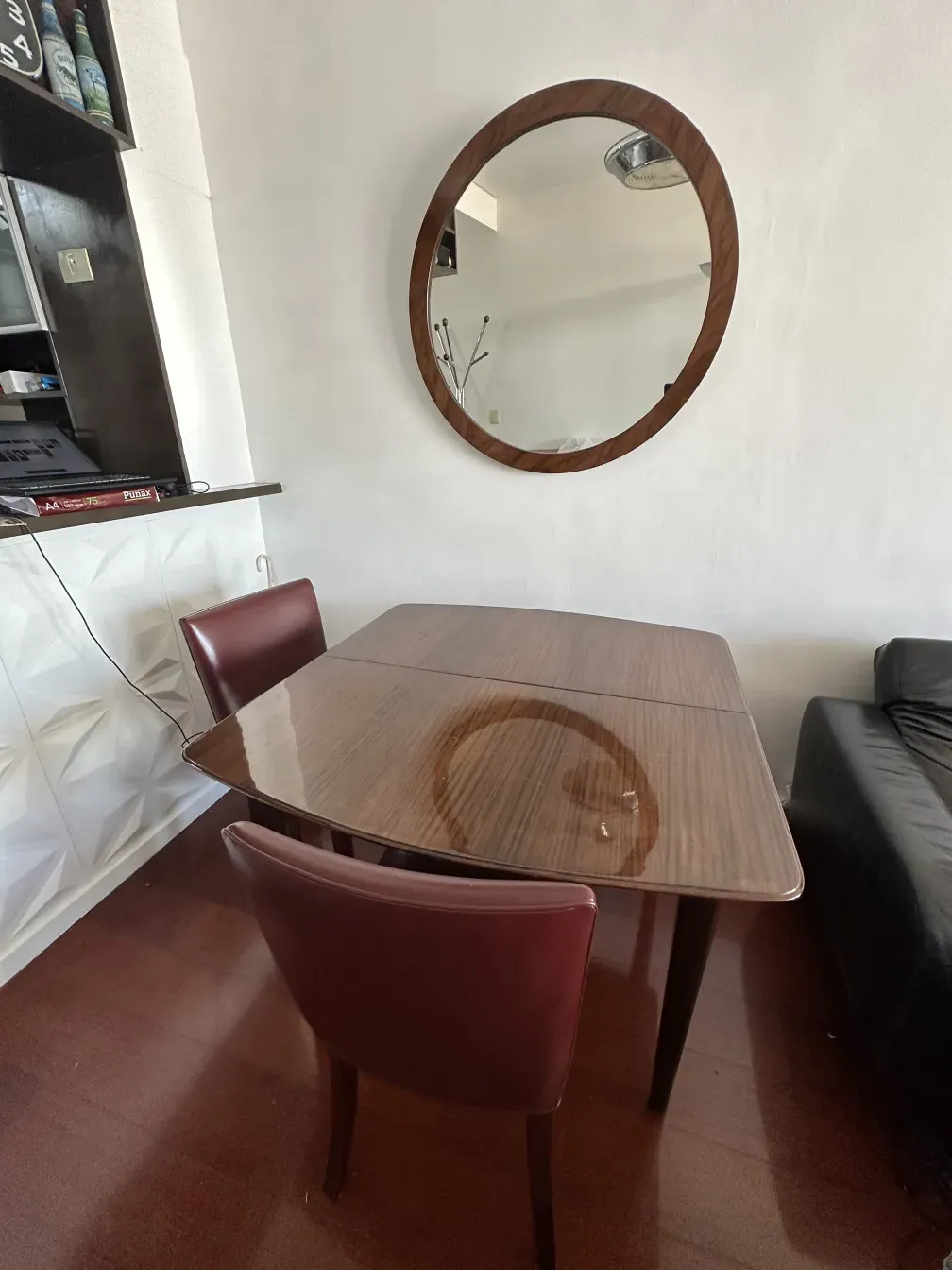 Otto sedie antiche da restaurare con dettagli visibili.