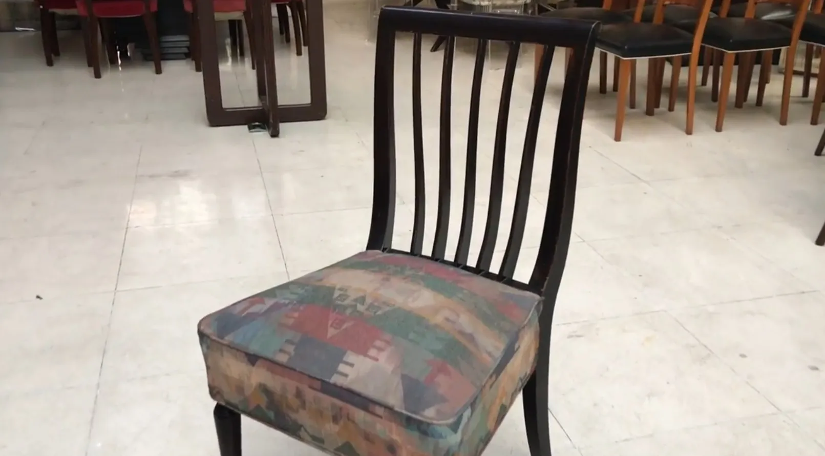 Otto sedie antiche con rivestimento colorato in un contesto nostalgico