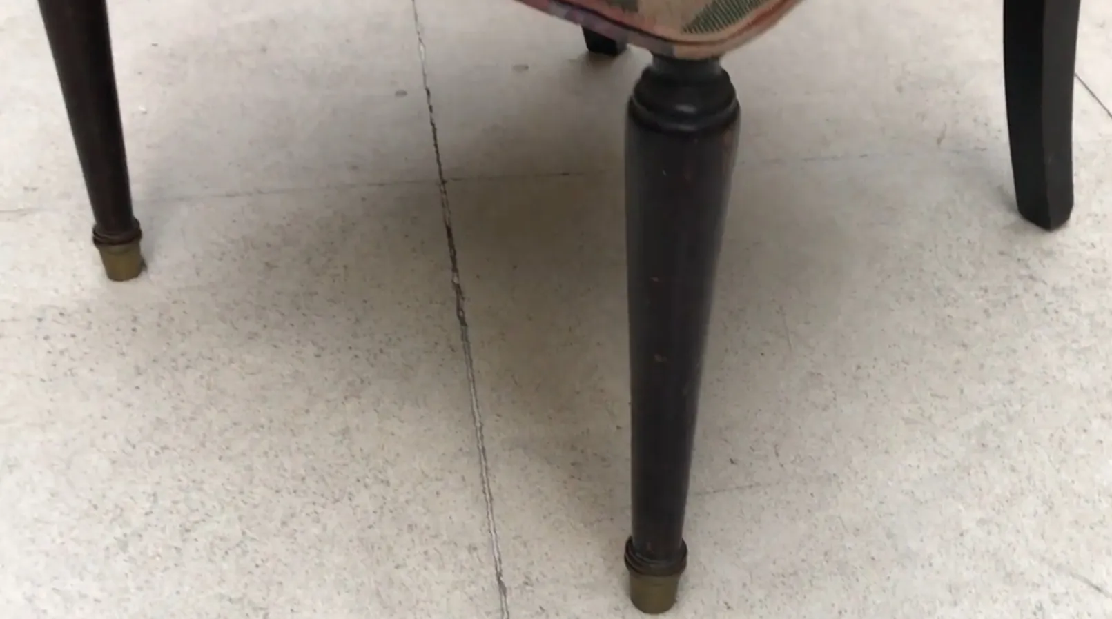 古い椅子8脚（復元用）、黒の脚、シンプルな環境。