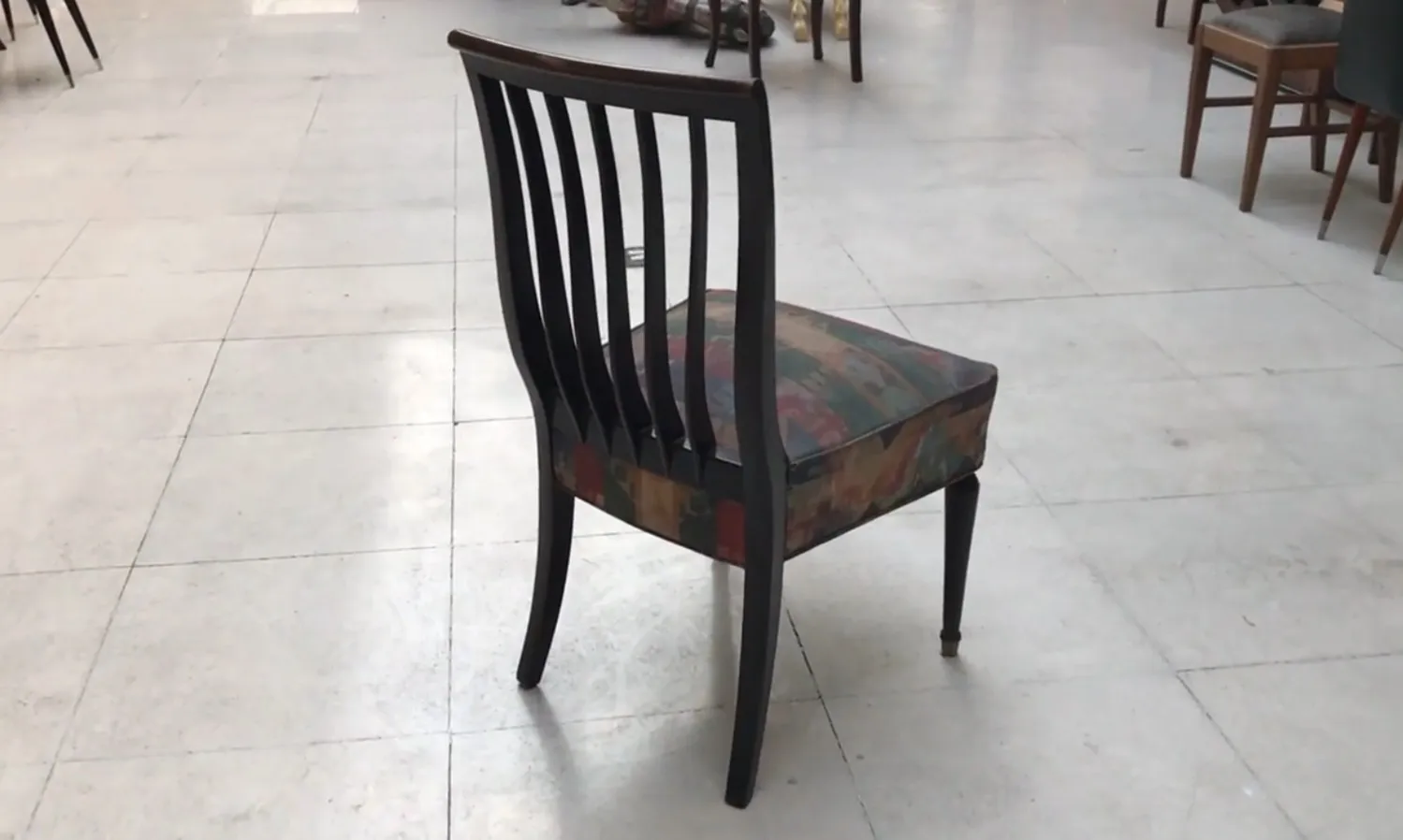 Vista laterale di 8 sedie antiche da restaurare in un ambiente spazioso