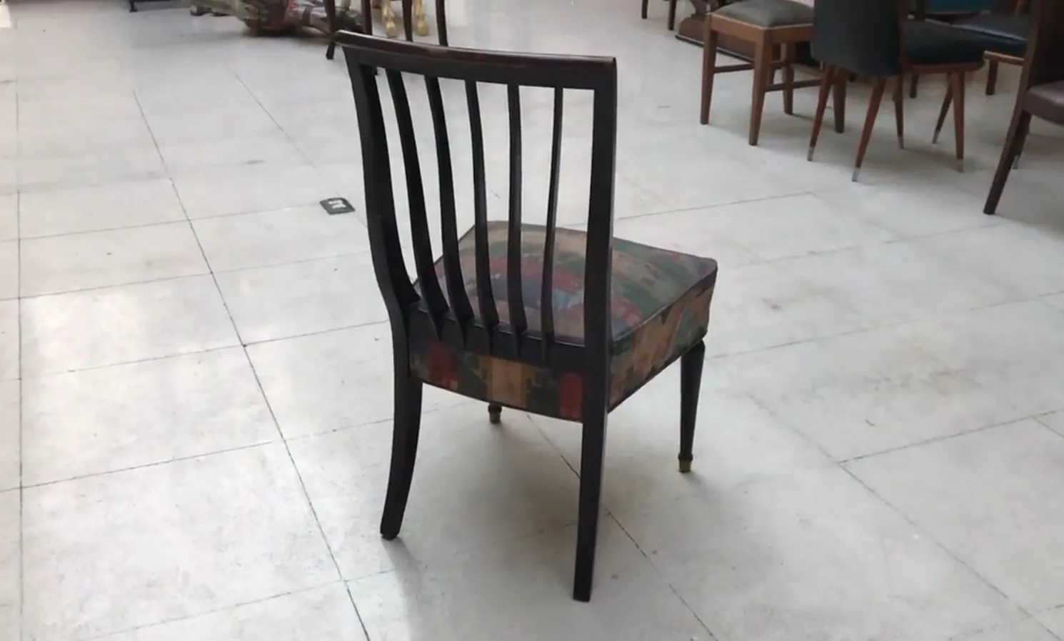 8 chaises anciennes dans un environnement chaleureux, prêtes à être restaurées