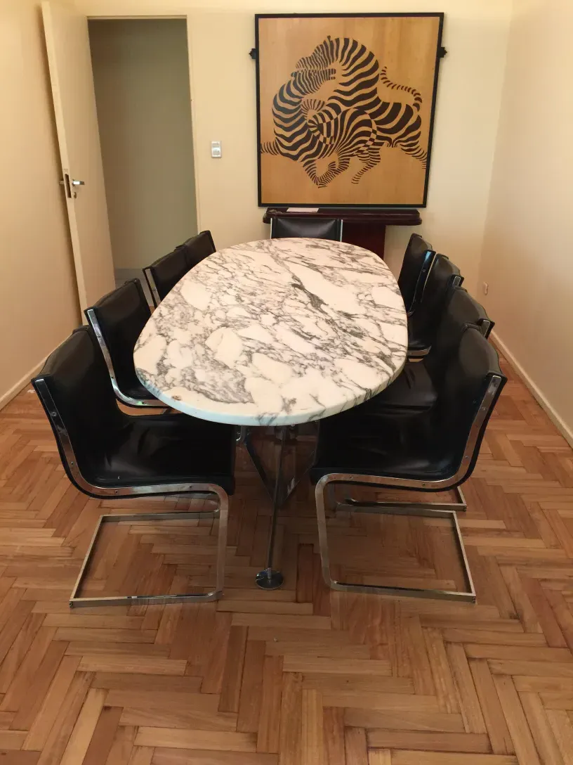 Lot de 10 chaises anciennes à restaurer dans un cadre contemporain