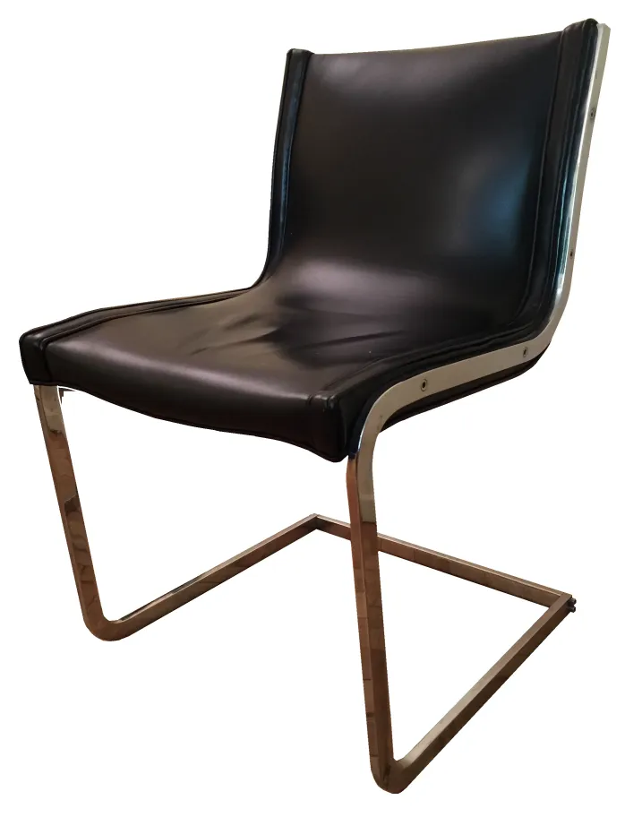 Ensemble de 10 chaises anciennes, design simple et élégant.