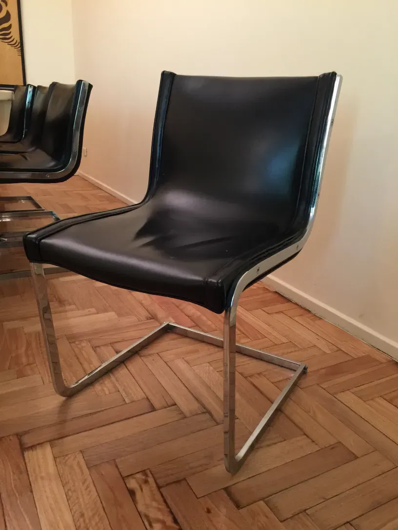 Conjunto de 10 cadeiras antigas em um ambiente elegante, perfeito para restaurar.