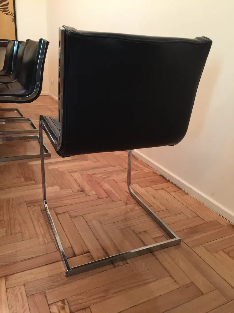 Seitenansicht antiker Stühle in einer entspannten Umgebung.