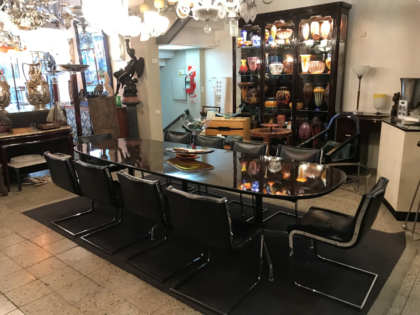 Un conjunto de 10 sillas antiguas en un ambiente de tienda de antigüedades.