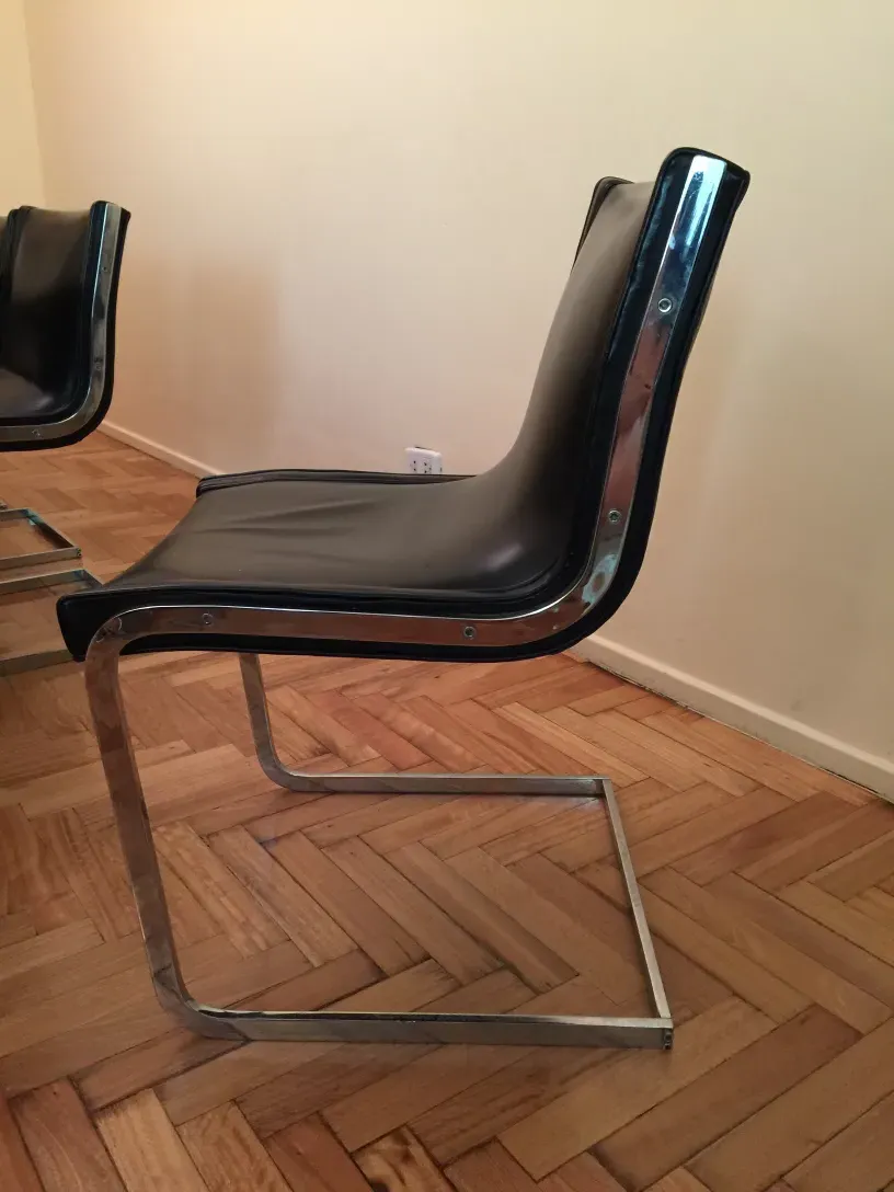 10 sillas antiguas en un entorno acogedor, ideal para restaurar