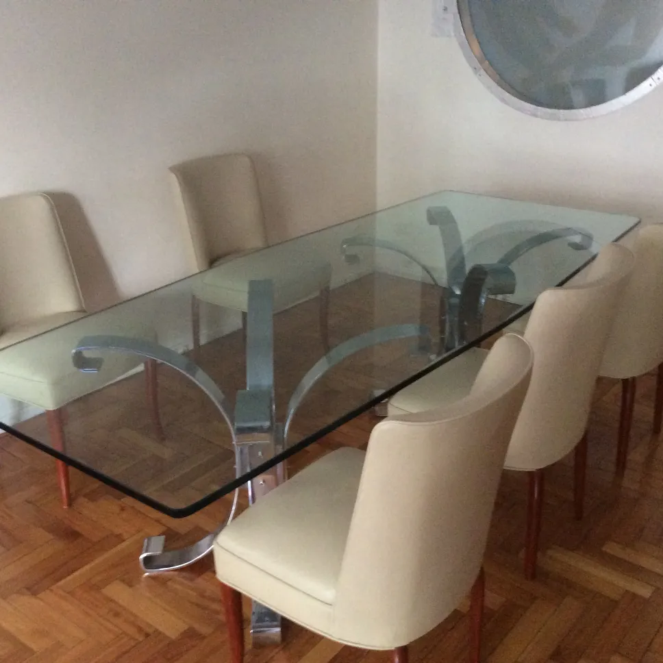 Conjunto de 10 sillas antiguas apiladas, estilo contemporáneo, decorativas, en un ambiente sencillo.