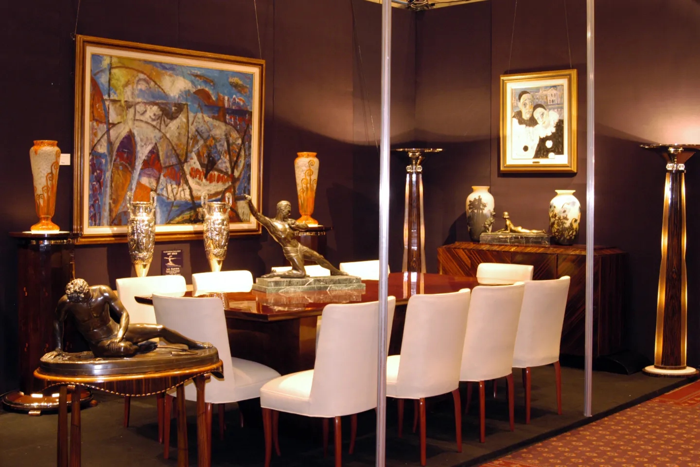 10 cadeiras antigas em um ambiente decorativo elegante