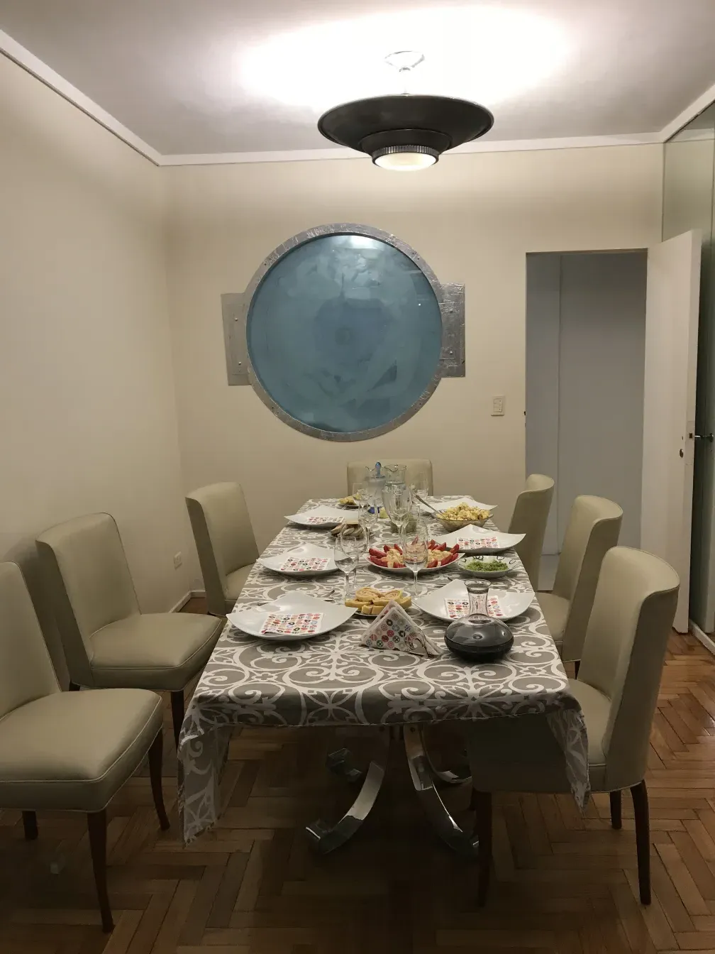 10 cadeiras antigas em uma mesa decorada, ambiente aconchegante