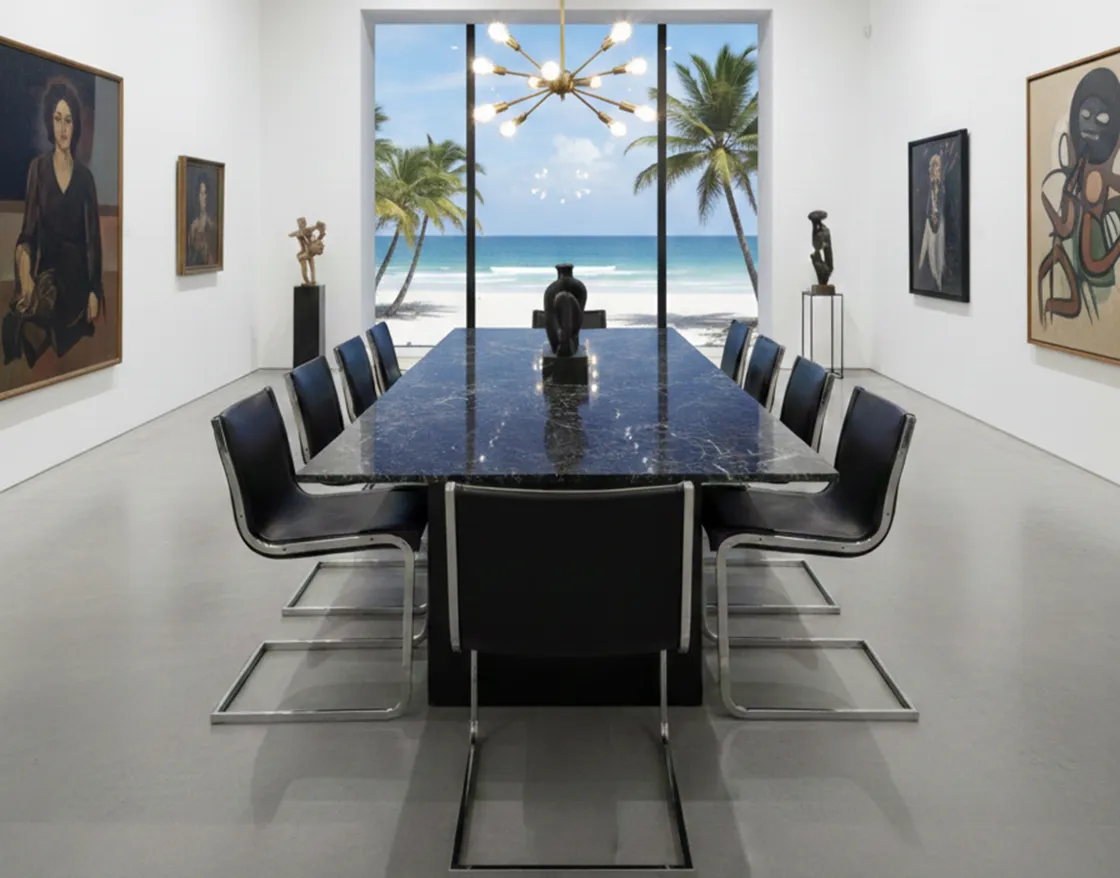 Vista de uma mesa com 10 cadeiras antigas em um espaço moderno