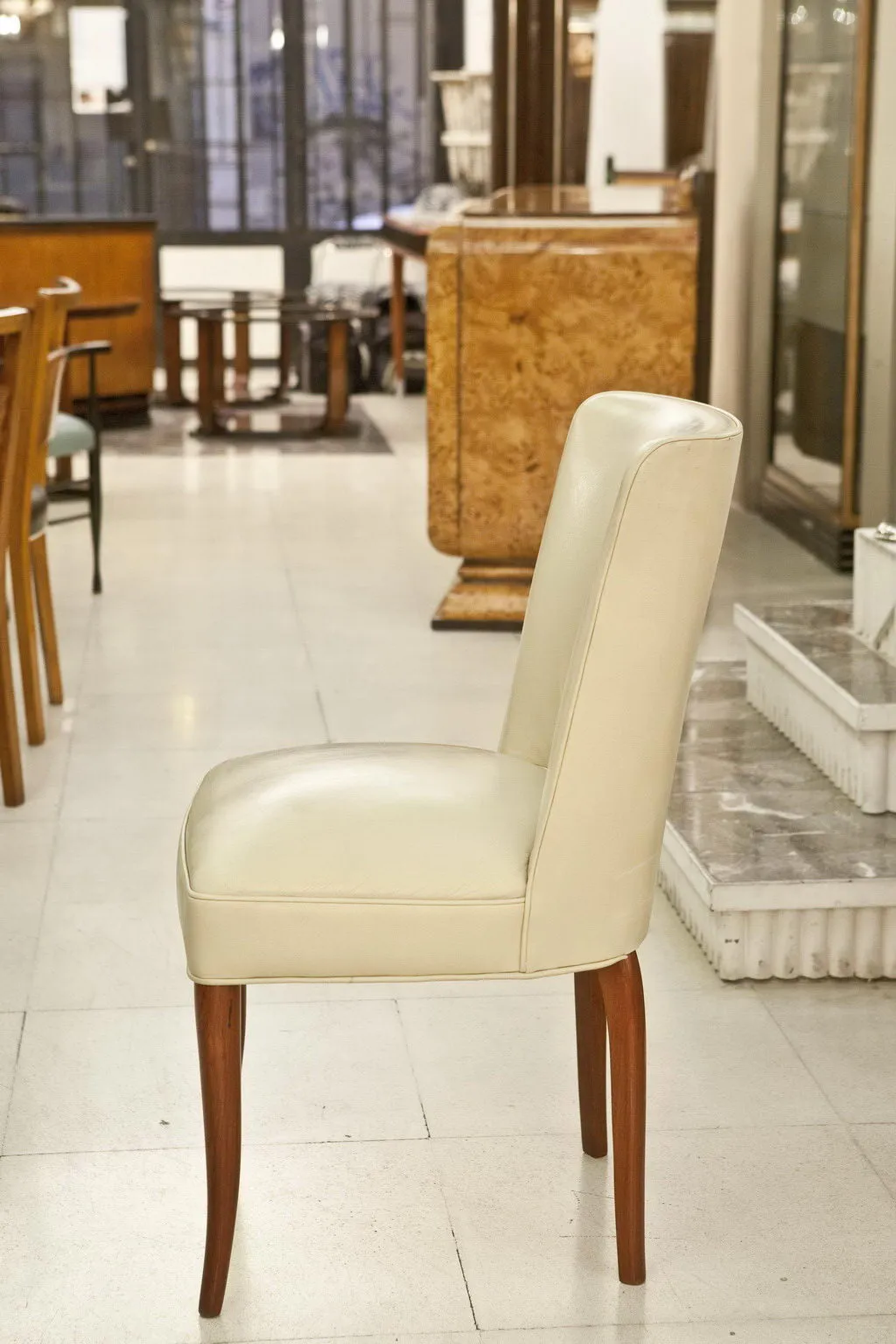 sedie antiche in un ambiente di antiquariato con dettagli decorativi