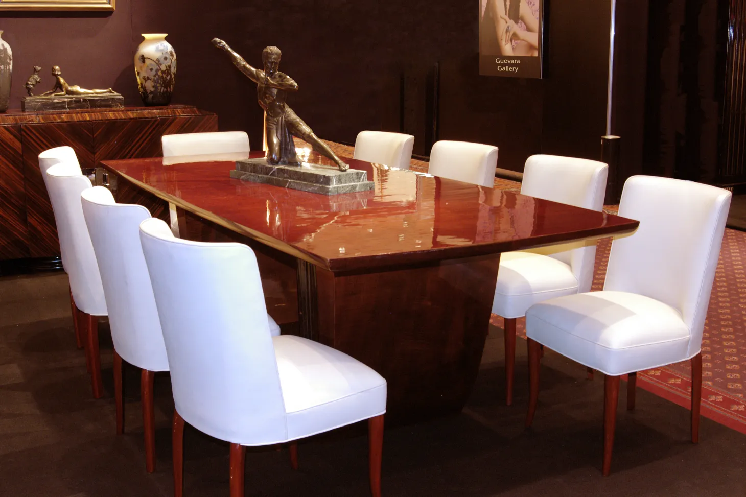 10 cadeiras antigas para restaurar, com design elegante em um ambiente aconchegante