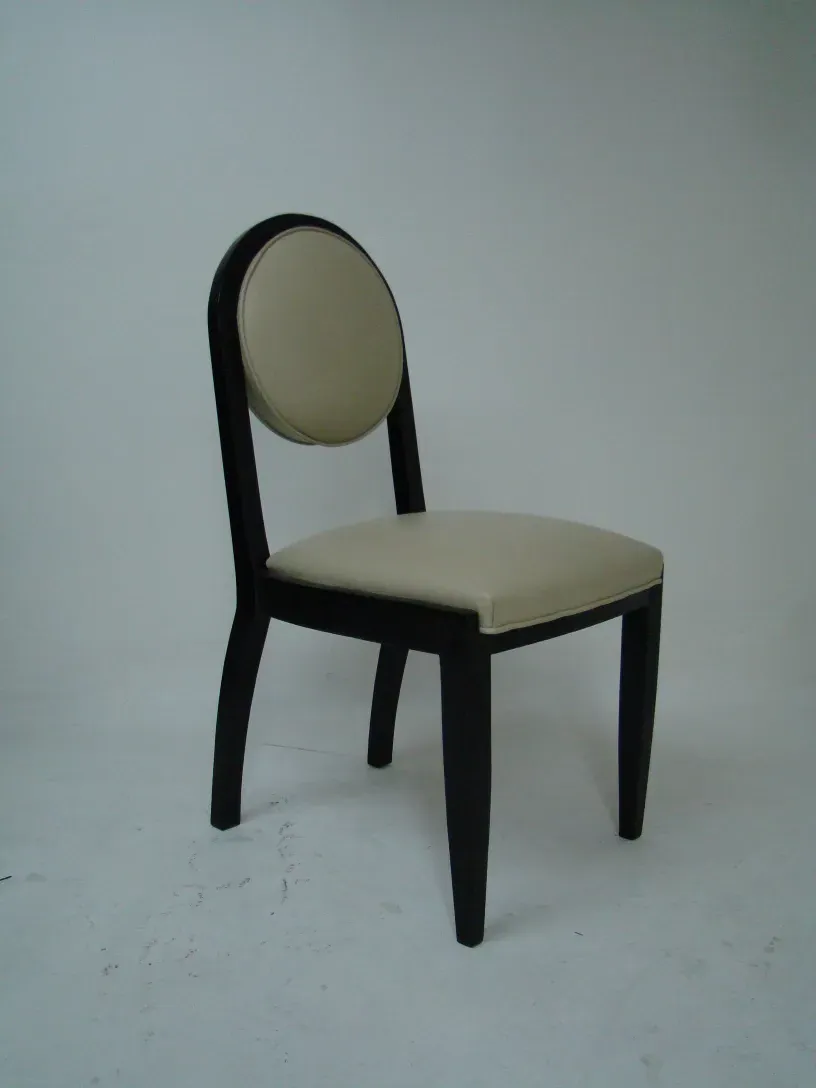 Ensemble de 12 chaises anciennes à restaurer, dans un environnement clair.