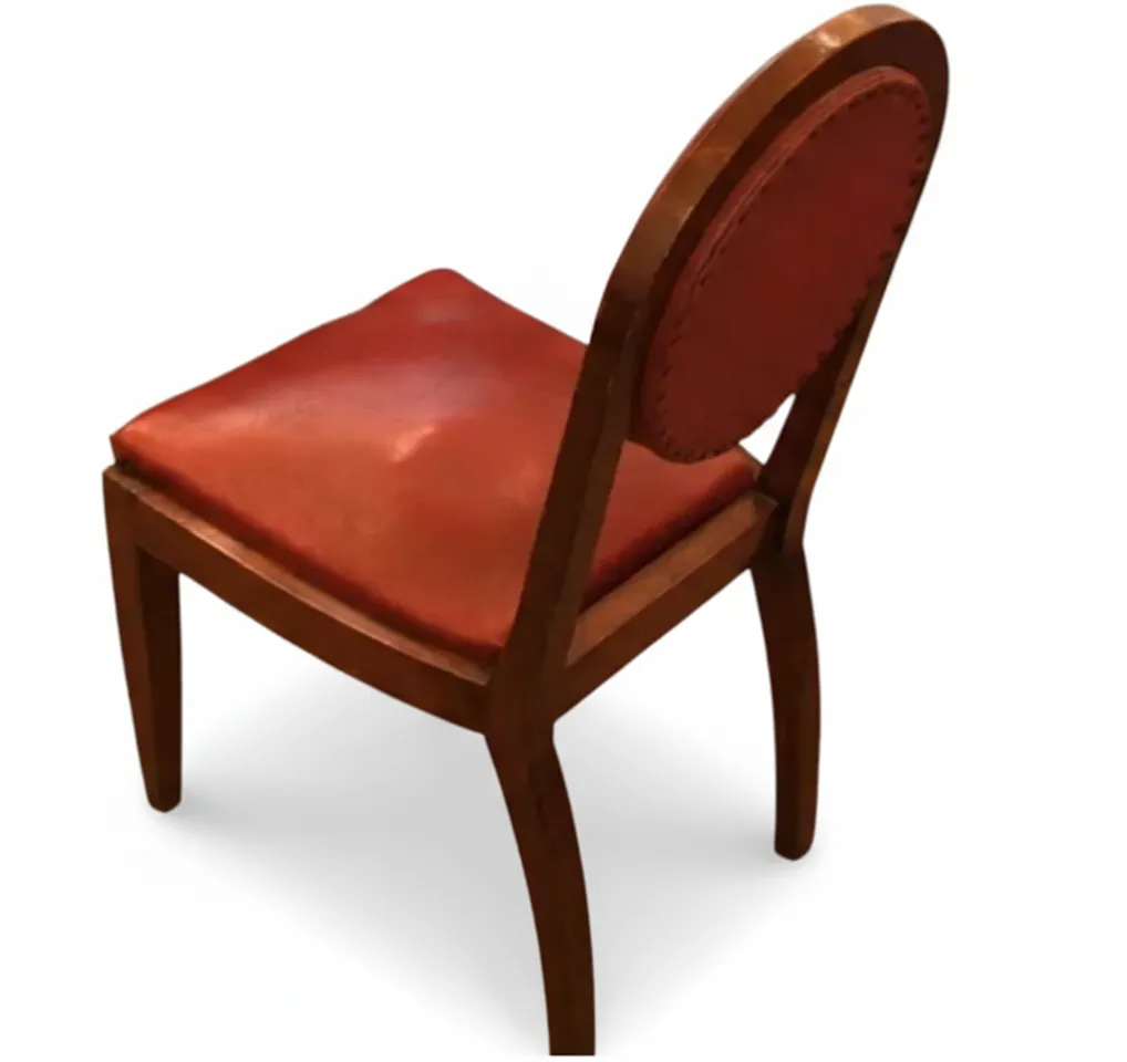 Vue latérale de 12 chaises anciennes sur fond blanc