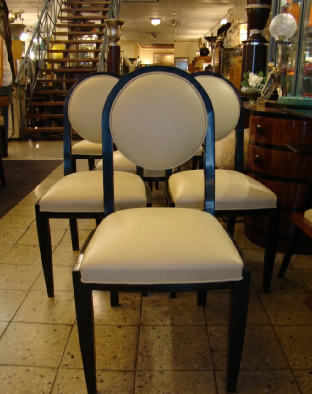 12 sillas antiguas con diseño clásico para restaurar, en un ambiente acogedor.