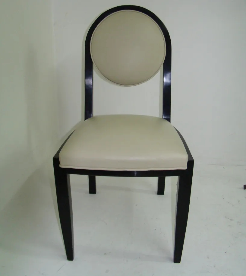 12 كراسي قديمة ذات مسند دائري ومقعد مبطن في بيئة واضحة