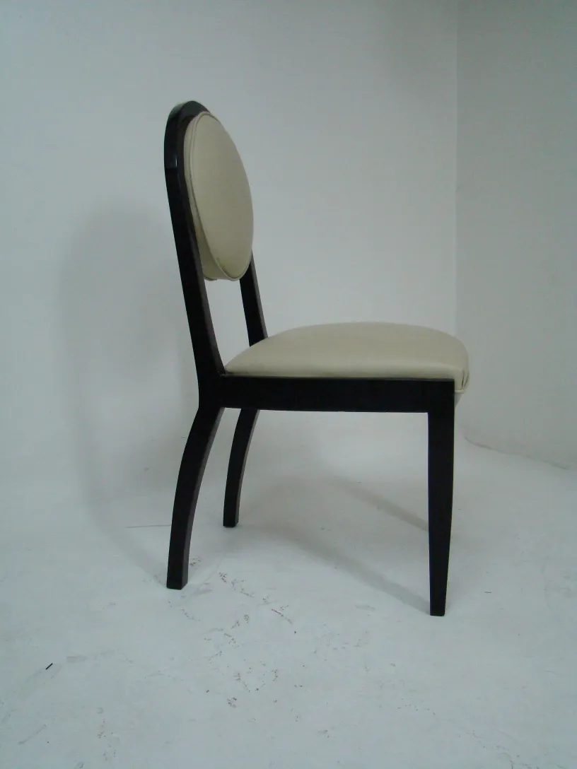 Antike helle Stühle mit einem schlichten Design, ideal zur Restaurierung in einem neutralen Umfeld.