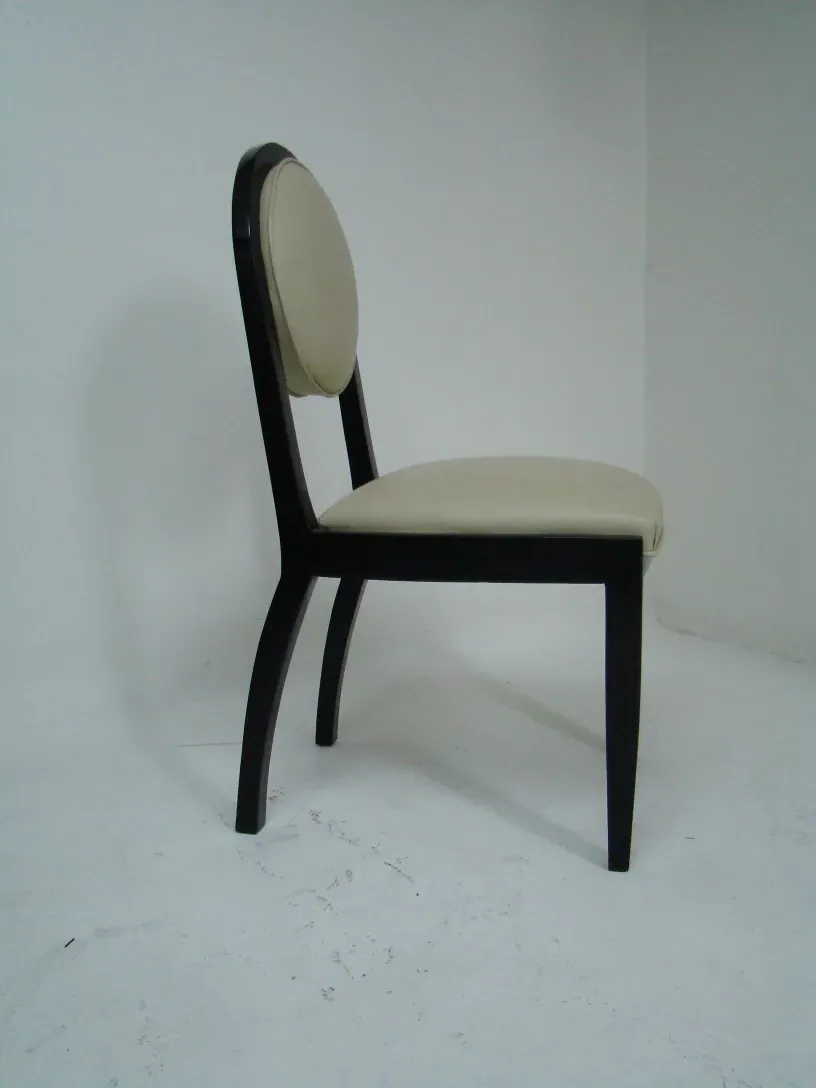 Vue de 12 chaises anciennes dans un cadre simple