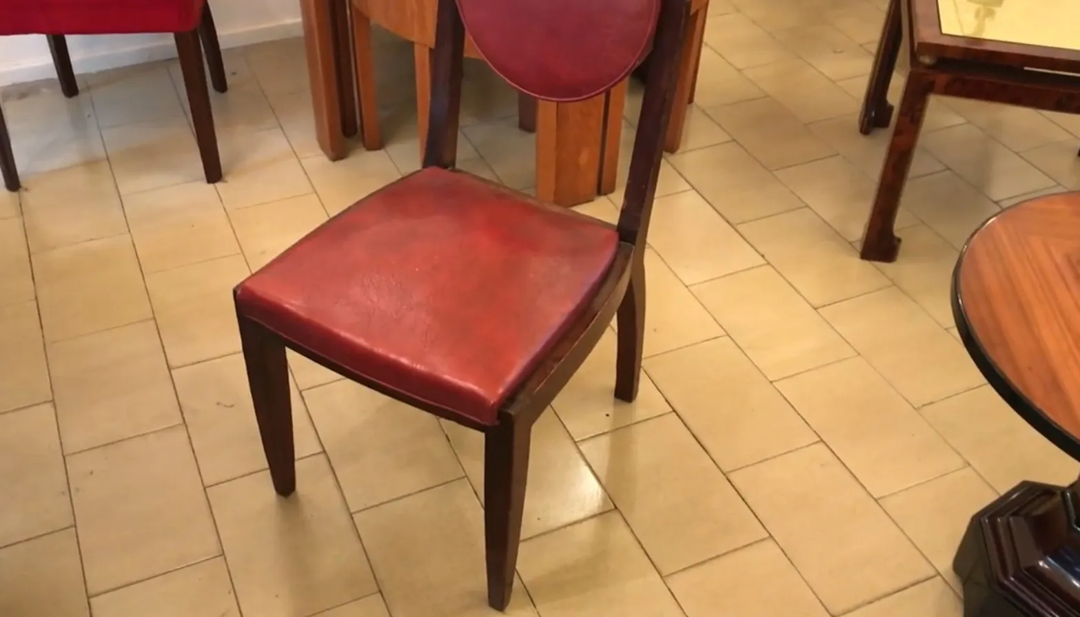 12 chaises anciennes dans un cadre avec des tables en bois