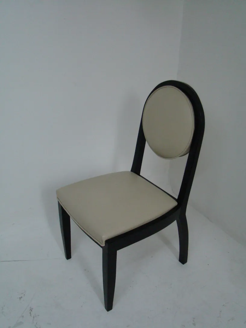 12 antike Stühle im Art Deco-Stil, bereit für die Restaurierung in einer neutralen Umgebung.