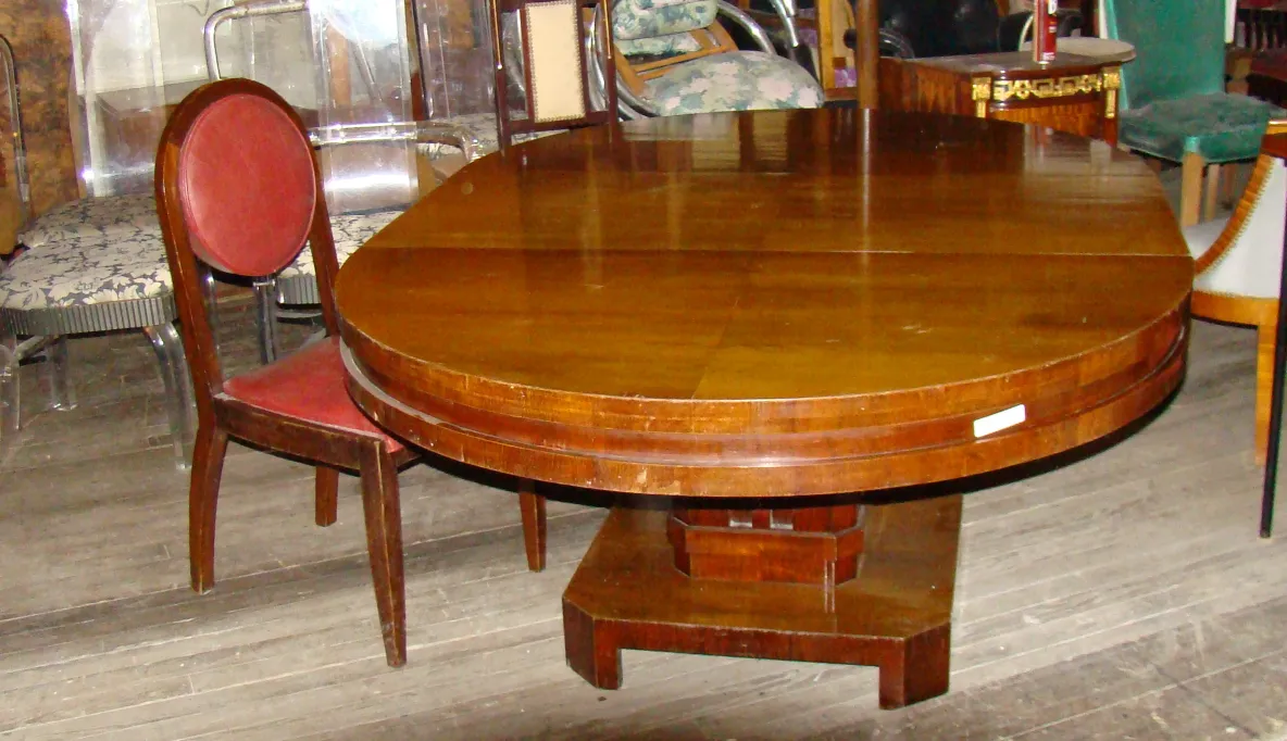 12 sedie antiche in uno spazio decorato con un design classico ed elegante