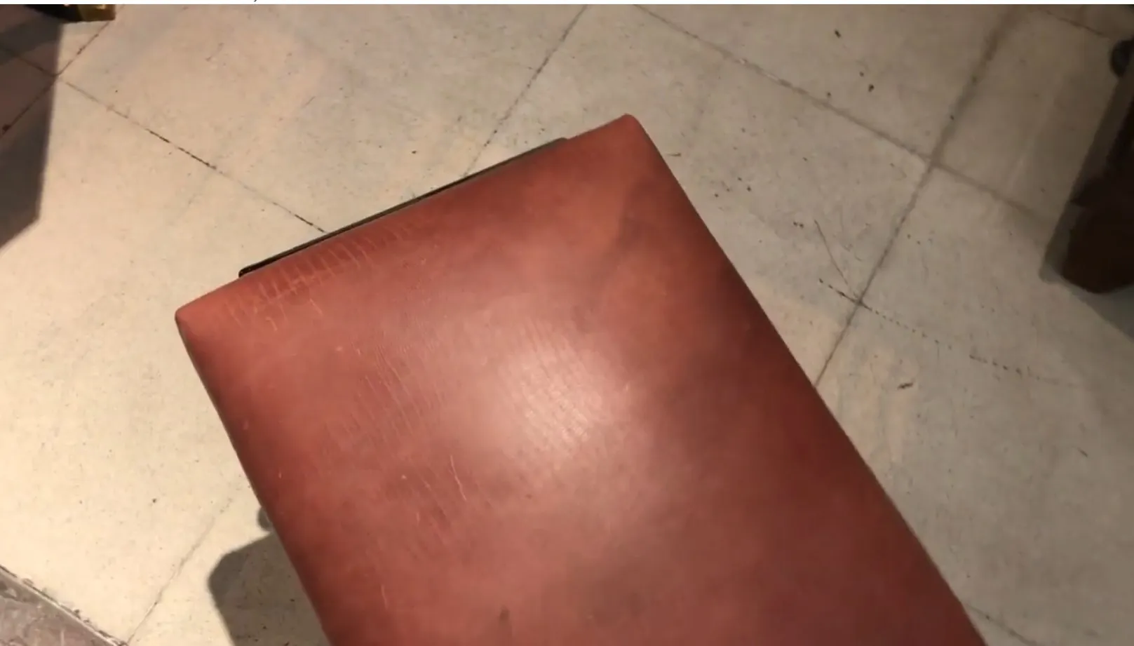 Antiker Hocker mit ansprechendem Design in einer gemütlichen Umgebung.