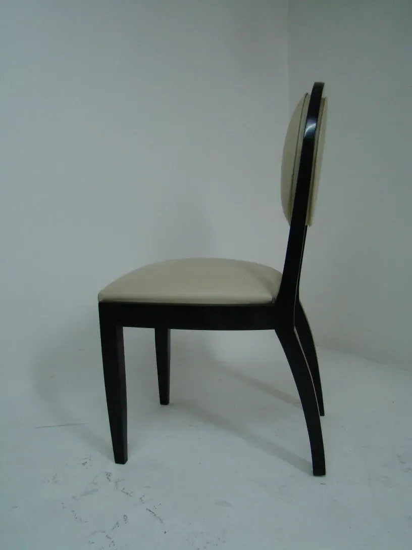 Sedie antiche pronte per il restauro in un ambiente neutro.