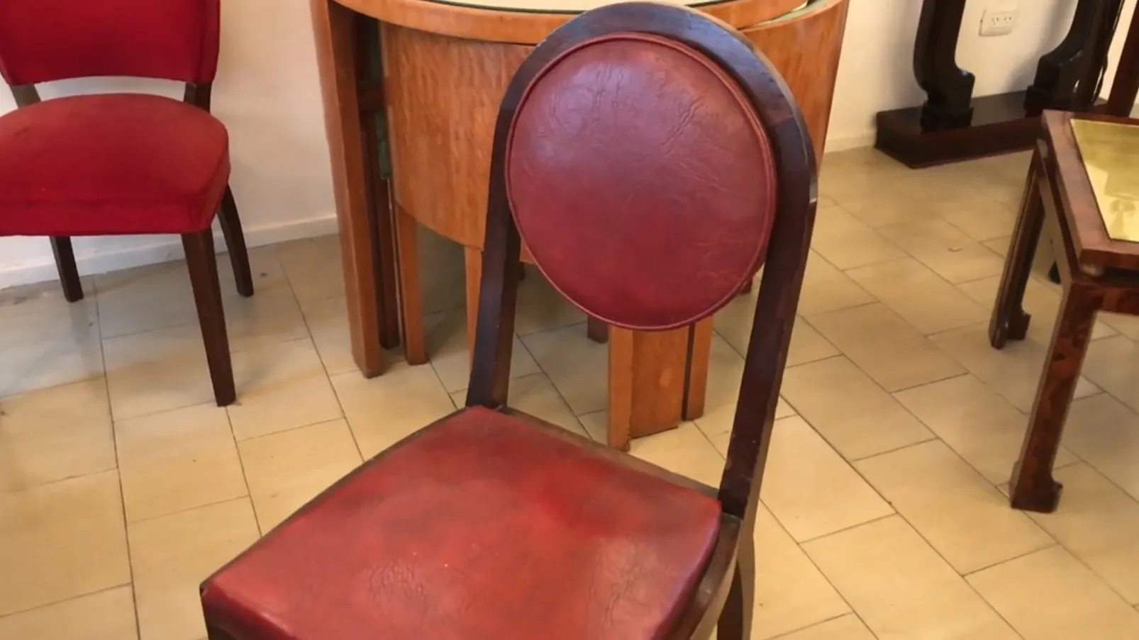 12 chaises anciennes dans un cadre rustique