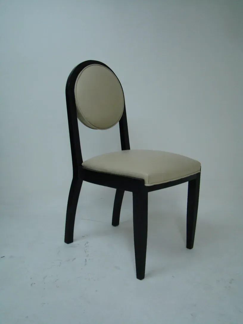 12 sillas antigüedades en un entorno neutro arte deco