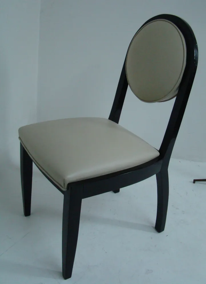 Ansicht von 12 antiken Stühlen zur Restaurierung, einzigartige Designdetails, neutraler Hintergrund.