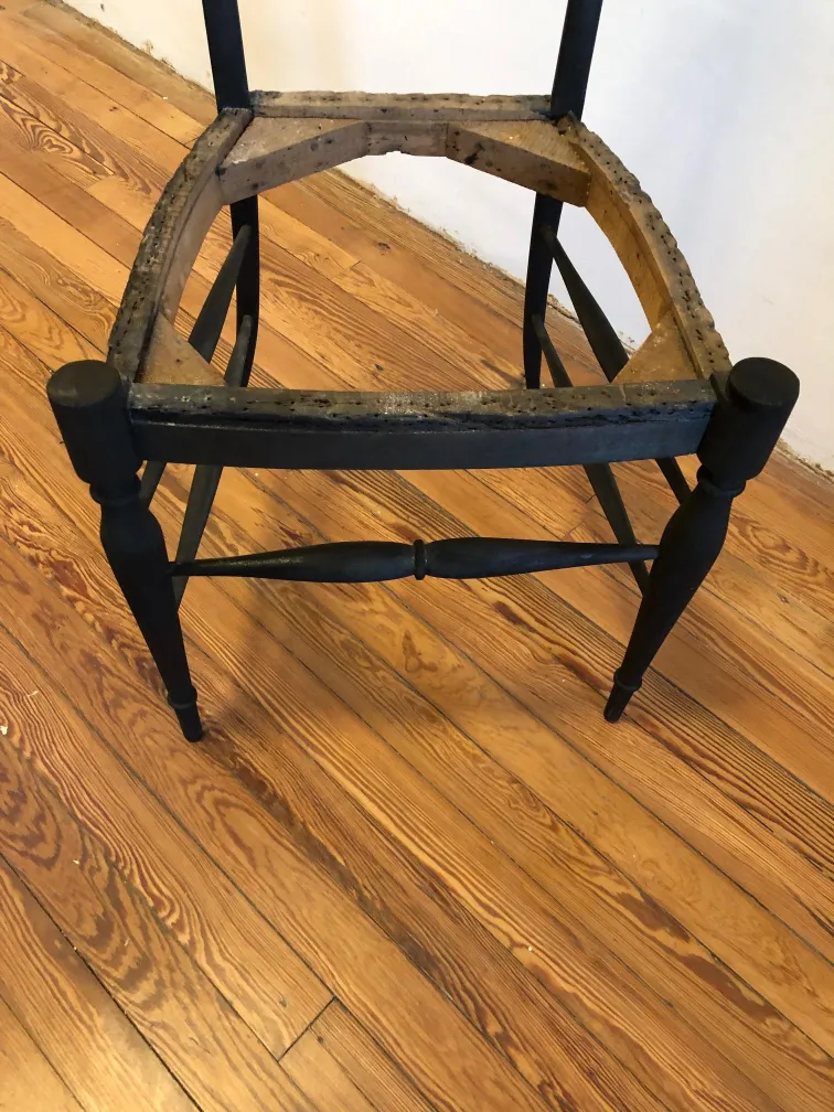 Gros plan sur 10 chaises anciennes à restaurer dans un cadre chaleureux en bois.