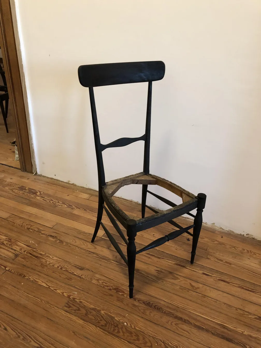 10 chaises anciennes à restaurer, environnement de travail avec un sol en bois.