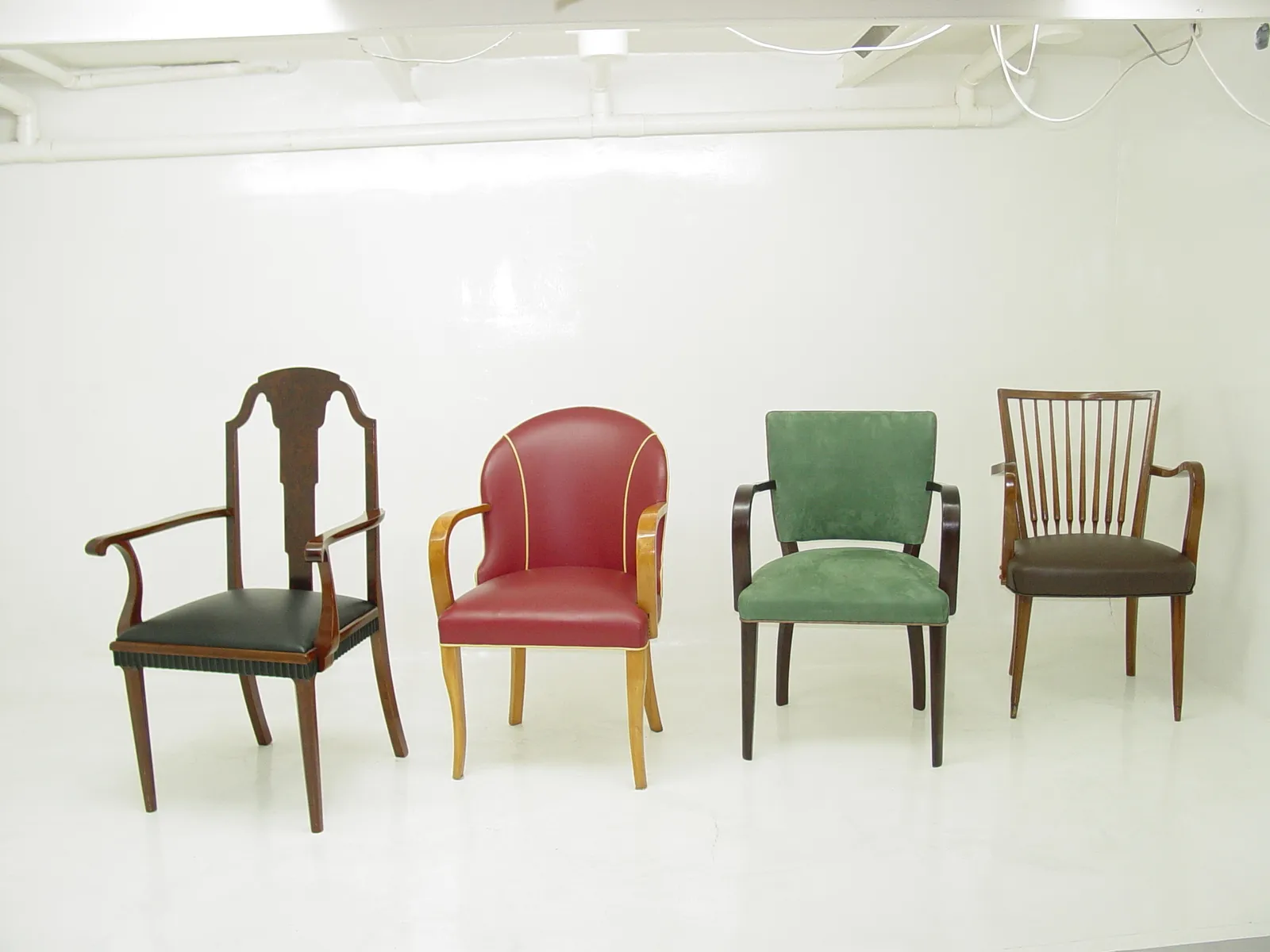 Conjunto de 10 sillas antiguas para restaurar, variado diseño en un ambiente limpio.