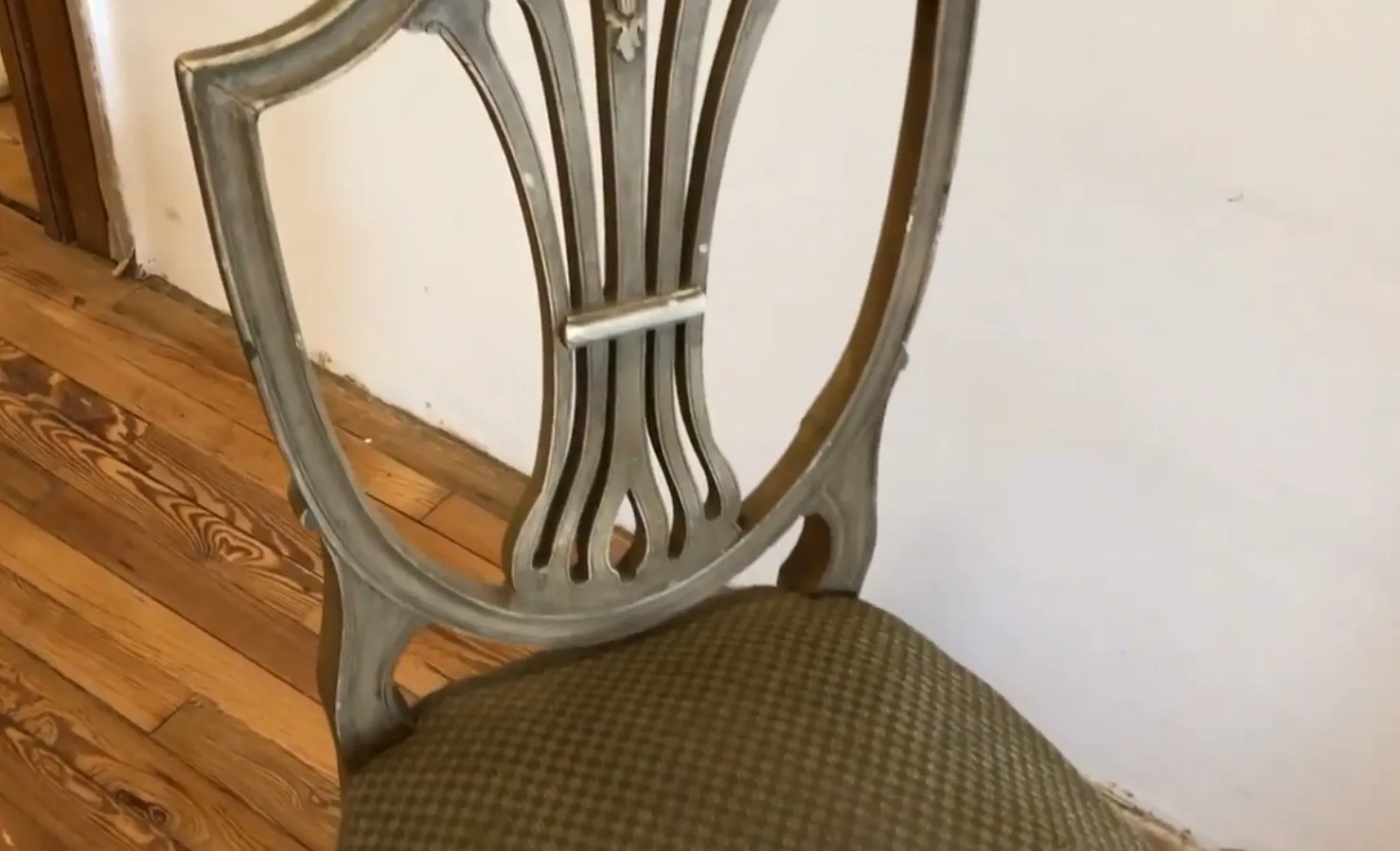 Set di 10 sedie antiche maison jansen in un ambiente accogliente