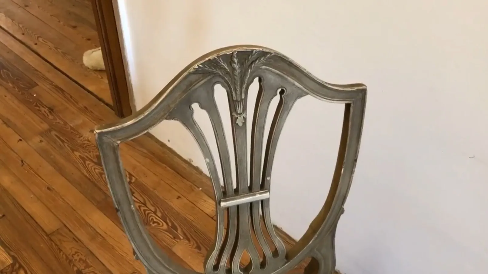 Conjunto de 10 cadeiras antigas maison jansen em um ambiente iluminado.