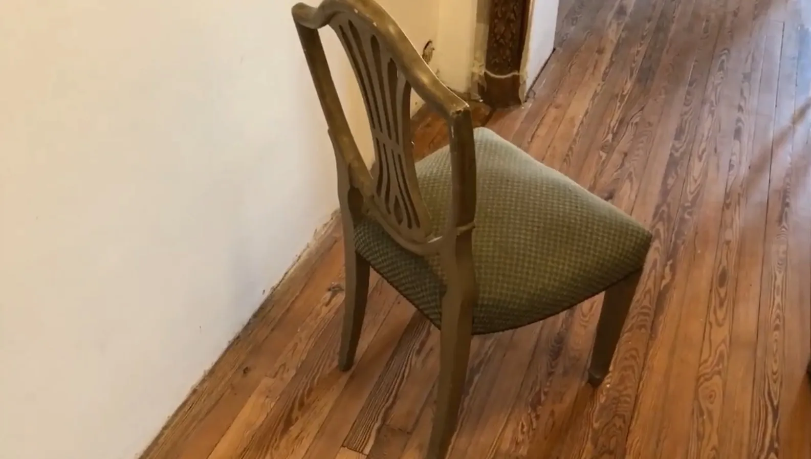 جانب عرض 10 كراسي قديمة maison jansen في بيئة كلاسيكية.