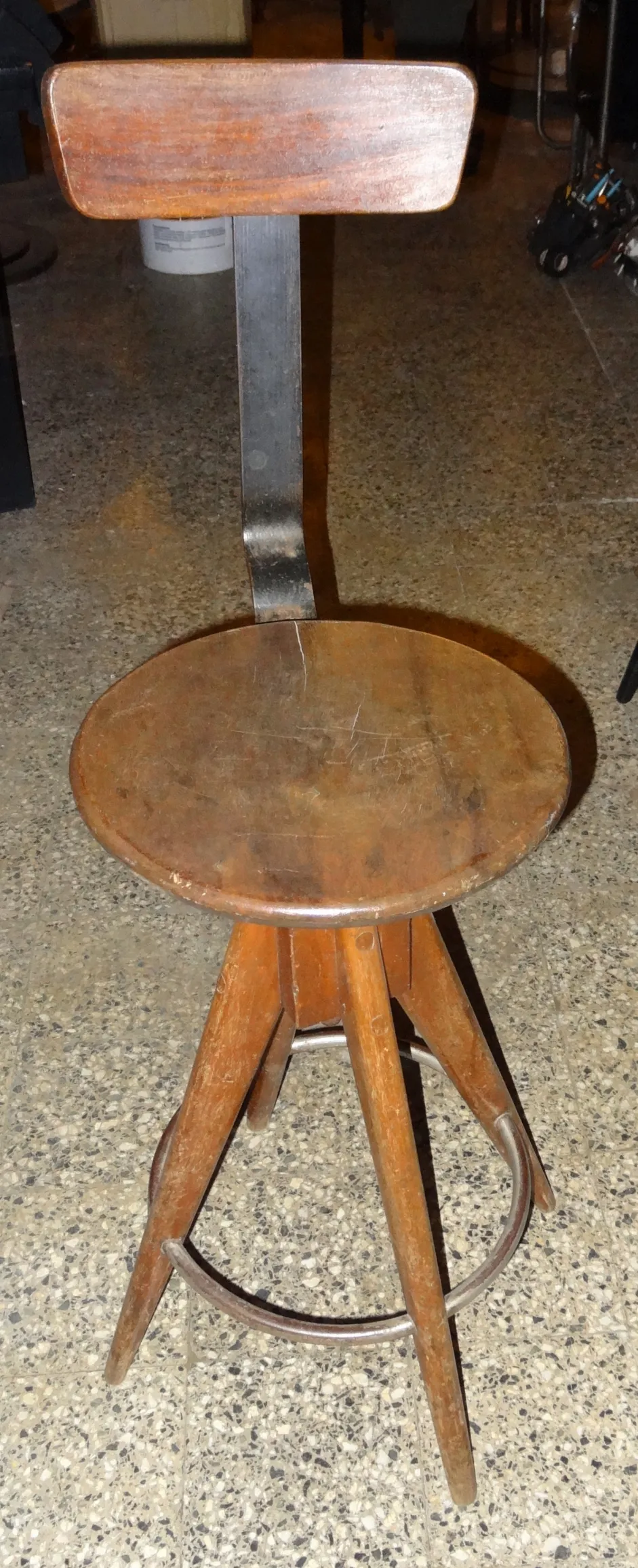 Alter Holz-Hocker mit Rückenlehne in klassischem Ambiente