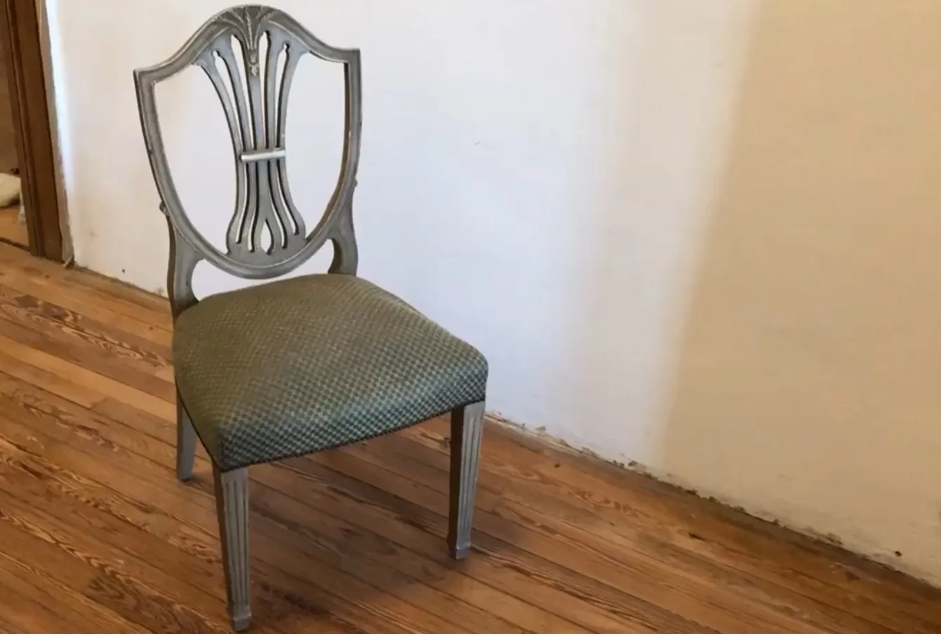 Vista lateral de 10 cadeiras antigas maison jansen em um ambiente minimalista