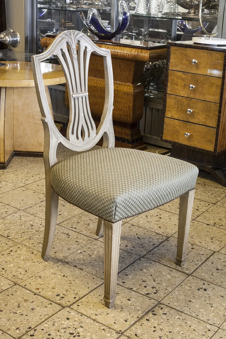 Ensemble de 10 chaises antiques Maison Jansen à restaurer, avec des dossiers distinctifs et un tissu aux tons doux, ambiance vintage.